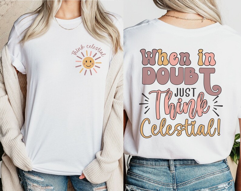 Puede incluir: Camiseta blanca con un gr&aacute;fico de sol rosa y amarillo y el texto "Think Celestial" en la parte delantera. La parte posterior de la camiseta tiene el texto "When in Doubt Just Think Celestial!" en rosa, amarillo y marr&oacute;n.