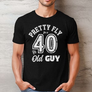 Pu&ograve; includere: Maglietta nera con testo bianco che dice "Pretty Fly for a 40 Yr Old Guy".