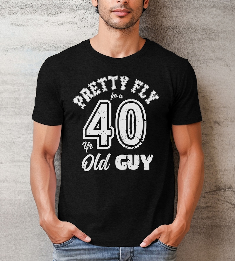 Pu&ograve; includere: Maglietta nera con testo bianco che dice "Pretty Fly for a 40 Yr Old Guy".