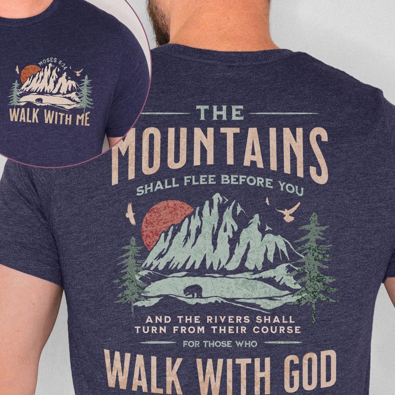 Puede incluir: Camiseta azul marino con un dise&ntilde;o de monta&ntilde;a y el texto "WALK WITH ME" y "THE MOUNTAINS SHALL FLEE BEFORE YOU". El dise&ntilde;o incluye un sol, &aacute;rboles y un oso. Ropa c&oacute;moda e informal.