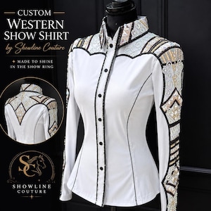 Könnte beinhalten: Ein weißes Western-Show-Shirt mit aufwendigen Verzierungen. Das langärmlige Shirt hat schwarze Knopfdetails und dekorative Muster auf den Schultern und Ärmeln. Der Text auf dem Bild lautet "CUSTOM WESTERN SHOW SHIRT by Showline Couture."