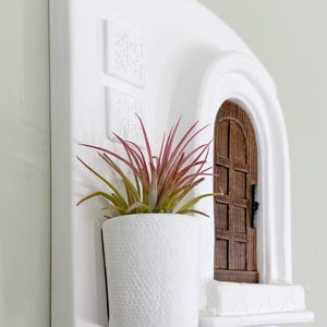 Decoración para el hogar en miniatura con forma de puerta / Colgador de pared para plantas aéreas, macetero de pared de cemento artesanal y original.