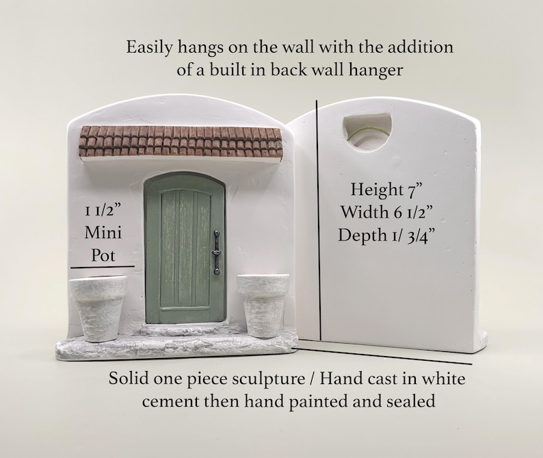 Pu&ograve; includere: Scultura in cemento bianco di un edificio in miniatura con porta verde, due piccoli vasi e tetto marrone. La scultura &egrave; alta 17,8 cm, larga 16,5 cm e profonda 4,4 cm. Il testo recita "Mini Pot".