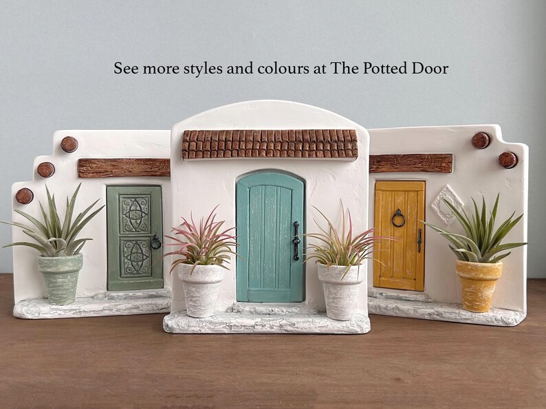 Pu&ograve; includere: Tre scene decorative di porte in miniatura con muri in stucco bianco, finiture marroni e porte colorate. Ogni scena ha una pianta in vaso. Il testo "See more styles and colours at The Potted Door" &egrave; visibile.