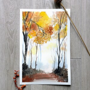 Sentiero nel bosco autunnale