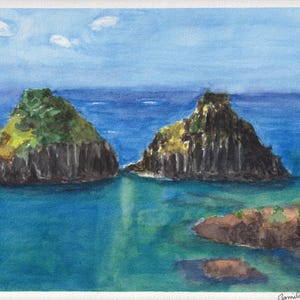 Pode incluir: Pintura em aquarela de uma paisagem marinha com duas ilhas rochosas com vegetação verde, contra um céu azul e água turquesa. A obra captura a beleza natural do oceano e das ilhas.