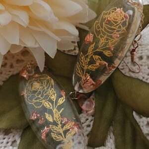 Pendientes florales de rosa hechos a mano, holográficos de oro, pendientes colgantes de resina