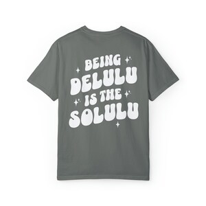 Delulu ist die Solulu Shirt, Manifestation Shirt, Manifest Shirt, Geschenk für sie, trendiges Shirt Frauen, Comfort Farben Shirt, Tik Tok Shirt Grey