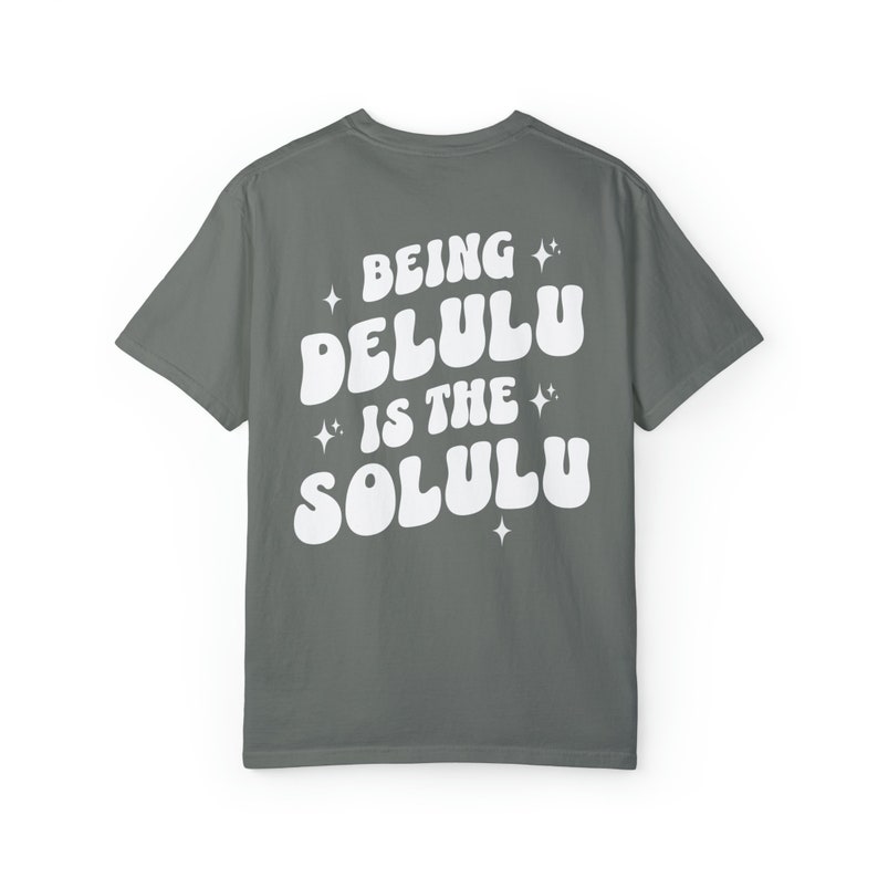 Delulu ist die Solulu Shirt, Manifestation Shirt, Manifest Shirt, Geschenk für sie, trendiges Shirt Frauen, Comfort Farben Shirt, Tik Tok Shirt Grey