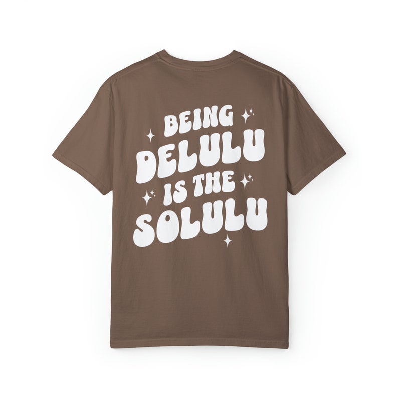 Delulu ist die Solulu Shirt, Manifestation Shirt, Manifest Shirt, Geschenk für sie, trendiges Shirt Frauen, Comfort Farben Shirt, Tik Tok Shirt Espresso