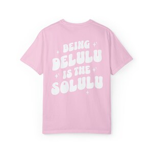 Delulu ist die Solulu Shirt, Manifestation Shirt, Manifest Shirt, Geschenk für sie, trendiges Shirt Frauen, Comfort Farben Shirt, Tik Tok Shirt Blossom