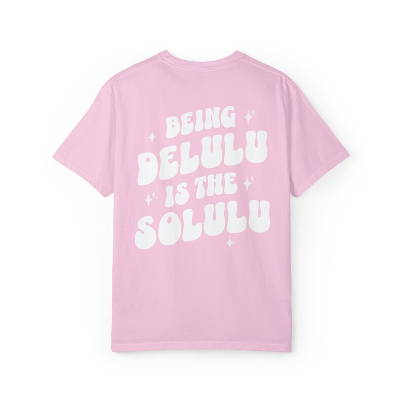 Delulu ist die Solulu Shirt, Manifestation Shirt, Manifest Shirt, Geschenk für sie, trendiges Shirt Frauen, Comfort Farben Shirt, Tik Tok Shirt Blossom