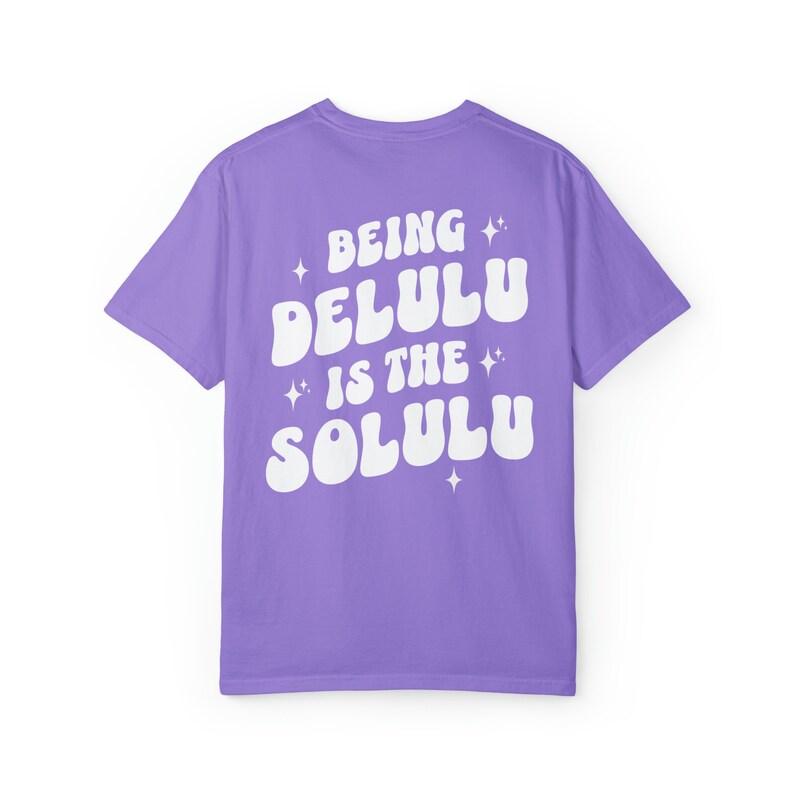 Delulu ist die Solulu Shirt, Manifestation Shirt, Manifest Shirt, Geschenk für sie, trendiges Shirt Frauen, Comfort Farben Shirt, Tik Tok Shirt Violet