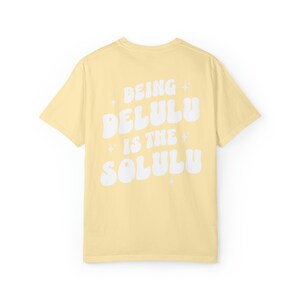Delulu ist die Solulu Shirt, Manifestation Shirt, Manifest Shirt, Geschenk für sie, trendiges Shirt Frauen, Comfort Farben Shirt, Tik Tok Shirt Banana