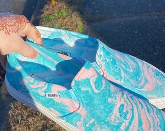 Chaussures personnalisées sans lacets hydrotrempées peintes à la main | Chaussures sur le thème « Lover » de Taylor Swift | Mode Swiftie unique