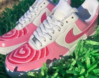 Air Force Ones coeur fête des mères - baskets uniques peintes à la main - réalisée sur commande - chaussures roses