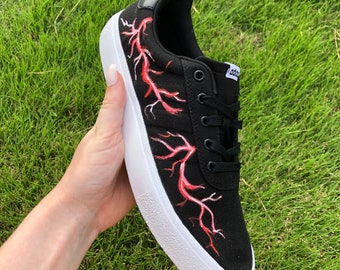 Chaussures personnalisées Lightning Strike rouges - baskets peintes à la main pour un effet audacieux - chaussures uniques - conception artistique rouge coup de foudre
