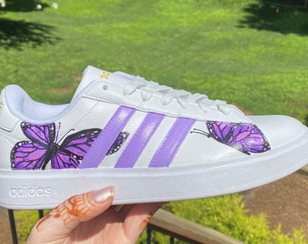 Chaussures peintes sur mesure avec papillon violet | Fabriquées à la main | Baskets personnalisées | Cadeau pour elle Chaussures | Chaussures violettes à la mode|Chaussures papillon