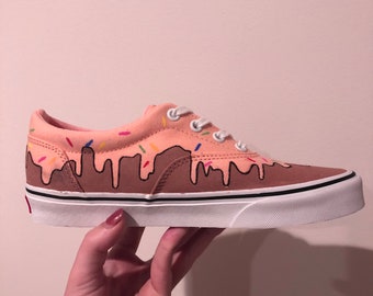 Donut saupoudré de fraises - Chaussures en toile roses personnalisées - Mode femme - Baskets personnalisables en couleur - Chaussures tendance peintes à la main