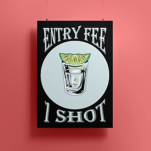 Può includere: Poster in bianco e nero con il testo "Entry Fee 1 Shot" in un font di stile vintage. Un bicchierino con una fetta di lime si trova al centro del poster.