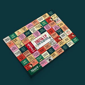 以下が含まれることがあります： 新年をテーマにしたカラフルなゲームボード。ボードには、さまざまな飲みゲームの指示が書かれた正方形のグリッドがあります。たとえば、「真実か挑戦」、「安全ゾーン」、「もう一度ロール」などがあります。ボードは、お祝いの色とイラストで飾られています。