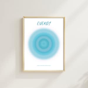 Puede incluir: Una impresión enmarcada con un diseño de círculo azul y el texto "ENERGY" y "ENERGY FLOWS WHERE INTENTION GOES".