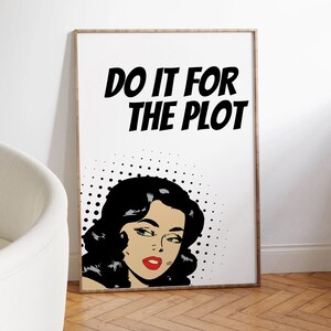 Può includere: Una stampa incorniciata bianca con testo nero che recita "Do it for the plot". Sotto il testo c'è un'illustrazione in stile pop art di una donna con i capelli neri e le labbra rosse.
