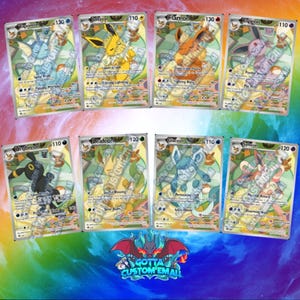 Può includere: Otto carte collezionabili Pokémon con personaggi come Vaporeon, Jolteon, Flareon, Espeon, Umbreon, Leafeon, Glaceon e Sylveon. Ogni carta presenta un design unico e un numero in alto a destra. Sfondo colorato.