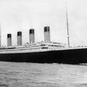 Può includere: Una fotografia in bianco e nero del RMS Titanic, un grande transatlantico, che naviga sull'acqua. La nave ha quattro fumaioli e una prua a punta.