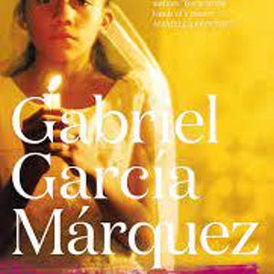 Op de afbeelding: Boekomslag van "Kroniek van een aangekondigde dood" van Gabriel García Márquez. De afbeelding toont een persoon met een kaars, met de titel in wit en roze tegen een gele achtergrond. Het Penguin-logo is rechtsboven zichtbaar.