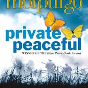 Könnte beinhalten: Das Buchcover zeigt den Titel "Private Peaceful" von Michael Morpurgo vor blauem Himmel. Zwei gelbe Schmetterlinge befinden sich über dem Titel. Silhouetten von Soldaten und Stacheldraht sind unten.