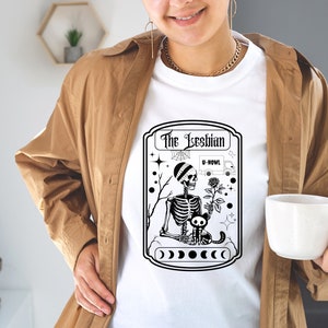 Camisa lesbiana divertida, cartas de tarot divertidas, cartas de tarot divertidas png, pegatinas de cartas de tarot, camisa de cartas de tarot, bolsa de cartas de tarot, cartas de tarot svg, queer