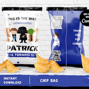 Puede incluir: Plantilla de bolsa de patatas fritas imprimible con personajes de Star Wars, incluyendo Darth Vader, Yoda y un Stormtrooper. La bolsa es azul y blanca con el texto "This is the way" y "Patrick cumple 5 años!" También se incluye el texto "Edit free with Canva".