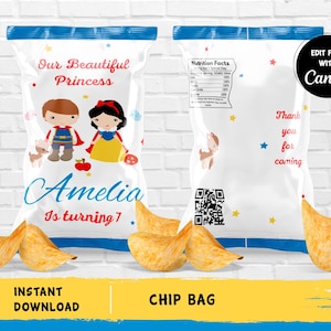Puede incluir: Plantilla de bolsa de patatas fritas imprimible con una ilustración de Blancanieves y el Príncipe Azul. La bolsa está decorada con estrellas, acentos rojos y azules, y el texto "Nuestra bella princesa Amelia cumple 7 años".
