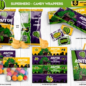 Puede incluir: Etiquetas de regalo de fiesta imprimibles con un personaje de superhéroe verde con el texto "Ashton cumple 7!" y "¡Feliz 7º cumpleaños!" Las etiquetas están diseñadas para bolsas de patatas fritas, barras de chocolate, botellas de agua y bolsas de Capri Sun.