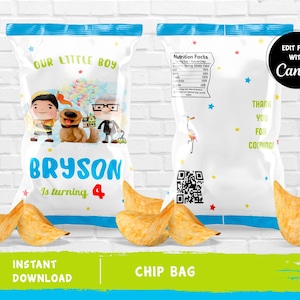 Puede incluir: Una plantilla de bolsa de patatas fritas imprimible con personajes de la película Up. La bolsa es blanca con ribete azul y presenta un diseño colorido con estrellas, un pájaro y un código QR. El texto en la bolsa dice "Nuestro pequeño Bryson cumple 4 años" y "¡Gracias por venir!" La bolsa está diseñada para ser editada con Canva.