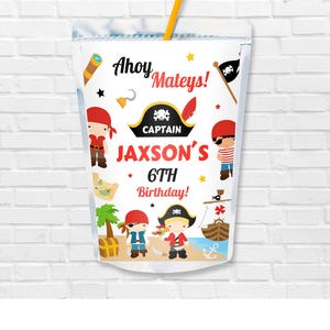 Puede incluir: Ahoy Mateys! Una caja de jugo blanca con temática pirata. Presenta un barco pirata, un mapa del tesoro y tres piratas. El texto dice "Captain Jaxson's 6th Birthday!"