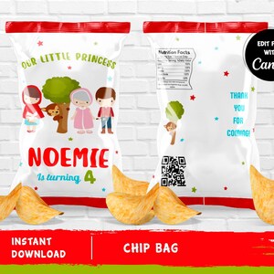 Puede incluir: Plantilla de bolsa de patatas fritas imprimible con un diseño rojo, blanco y azul con una ilustración de dibujos animados de una niña pequeña con una capa roja con capucha y otros tres niños. El texto "Our Little Princess" y "Noemie is turning 4" está incluido. La bolsa está diseñada para una fiesta de cumpleaños.
