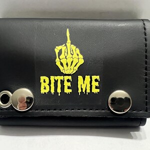 Cartera de cuero con cadena y tres pliegues para motociclista "Bite Me Middle Finger"