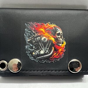 Cartera de cuero con cadena y tres pliegues para motociclista con motor de llamas y calavera