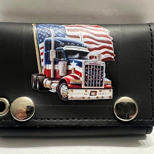 Cartera de cuero con cadena y tres pliegues para motociclistas con la bandera de camionero estadounidense