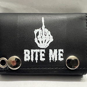 Cartera de cuero con cadena y tres pliegues para motociclista "Bite Me Middle Finger"