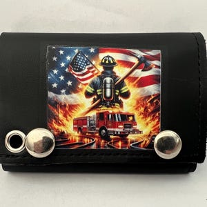 Cartera de cuero con cadena y tres pliegues para motociclista, con diseño de bombero y camión de bomberos, con la bandera estadounidense