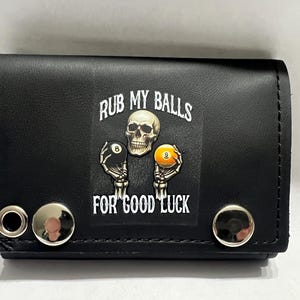 Cartera de cuero con cadena y tres pliegues para motociclistas "Frota mis bolas para tener buena suerte"