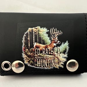 Cartera de cuero con cadena de tres pliegues para motociclistas con el mensaje "Ciervo que preferiría estar cazando"