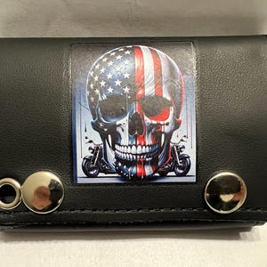 Cartera de cuero con cadena y tres pliegues para motociclista con bandera de calavera