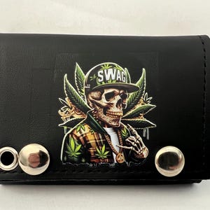Cartera de cuero con cadena y tres pliegues para motociclista con diseño de calavera de marihuana