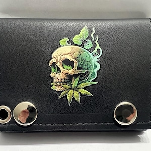Cartera de cuero con cadena y tres pliegues para motociclistas con calavera y marihuana