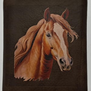 Cartera de piel con forma de cabeza de caballo
