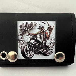 Cartera de cuero con cadena y tres pliegues para motociclista con dedo medio de Skull Rider